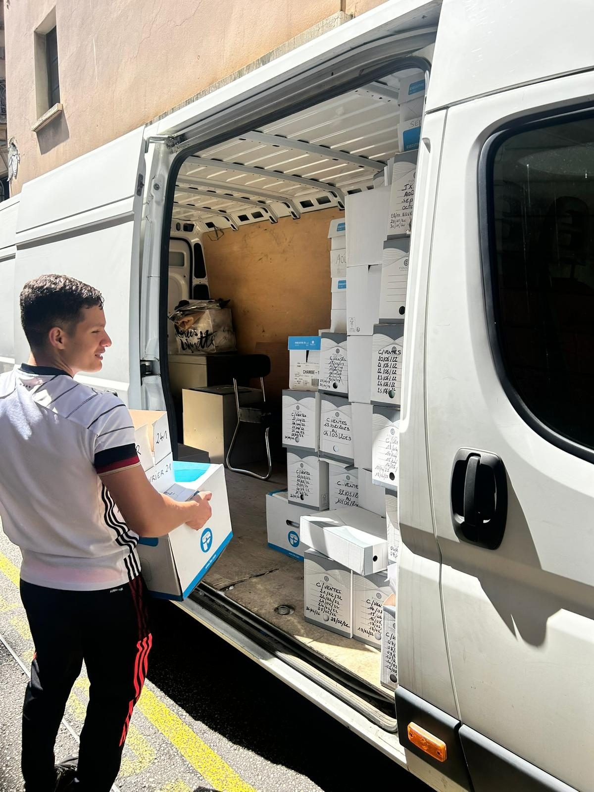 Chargement d'archives dans camion